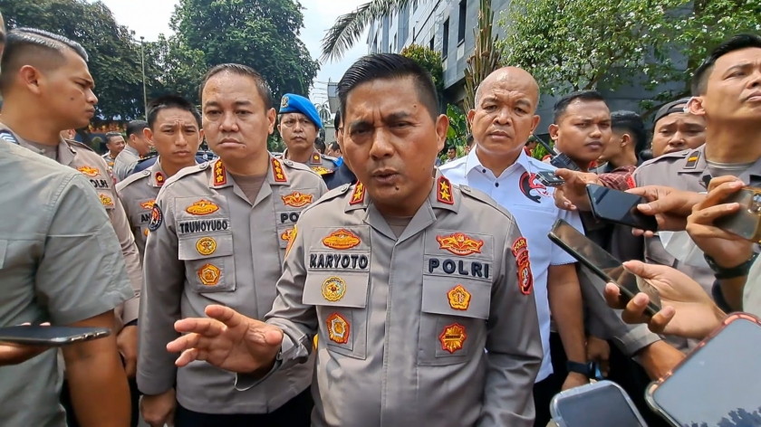 kapolda_metro_jaya_irjen_pol_karyoto_beri_keterangan_foto_pmj_840x576 (1)