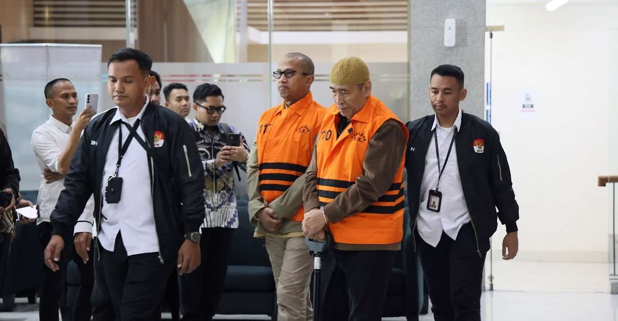 KPK-Tahan-2-Tersangka-Dugaan-TPK-Pembagian-Kuota-Ibadah-Haji-Indonesia-Tahun-2023-2024-image_large (1)