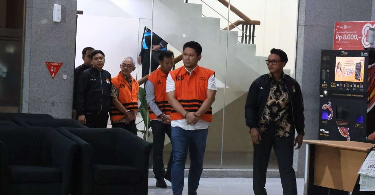 KPK-Tahan-Tersangka-Dugaan-Korupsi-Pembangunan-Gedung-Kantor-Pemkab-Lamongan-TA-2017-2019-image_large