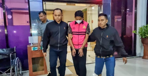 eks-ketua-dprd-ponorogo-sn-ditahan-di-kejari-1786078008218_169 (2)