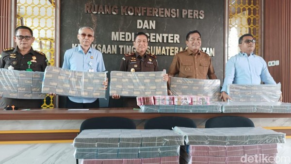 waka-kejati-sumsel-dan-bupati-muba-menerima-penyerahan-kerugian-negara-dari-keluarga-alm-haji-alim-1785834948267_169